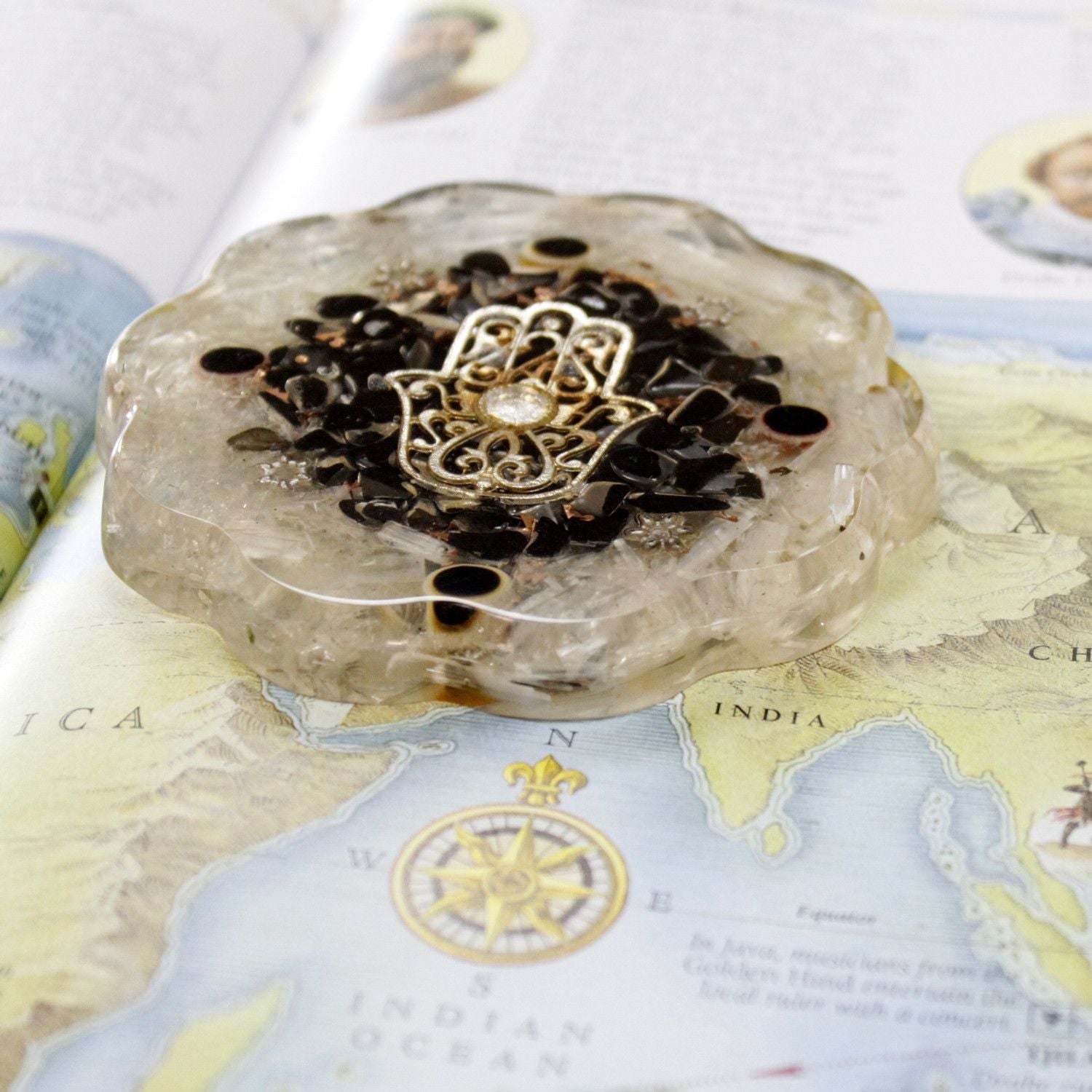 Orgonite da Scrivania Hamsa con Selenite - Medio
