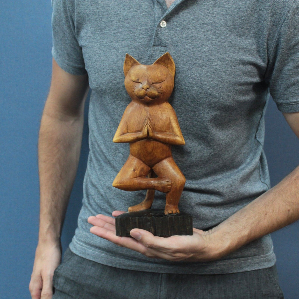 Gatto Yoga Intagliato a Mano - Posizione Una Gamba