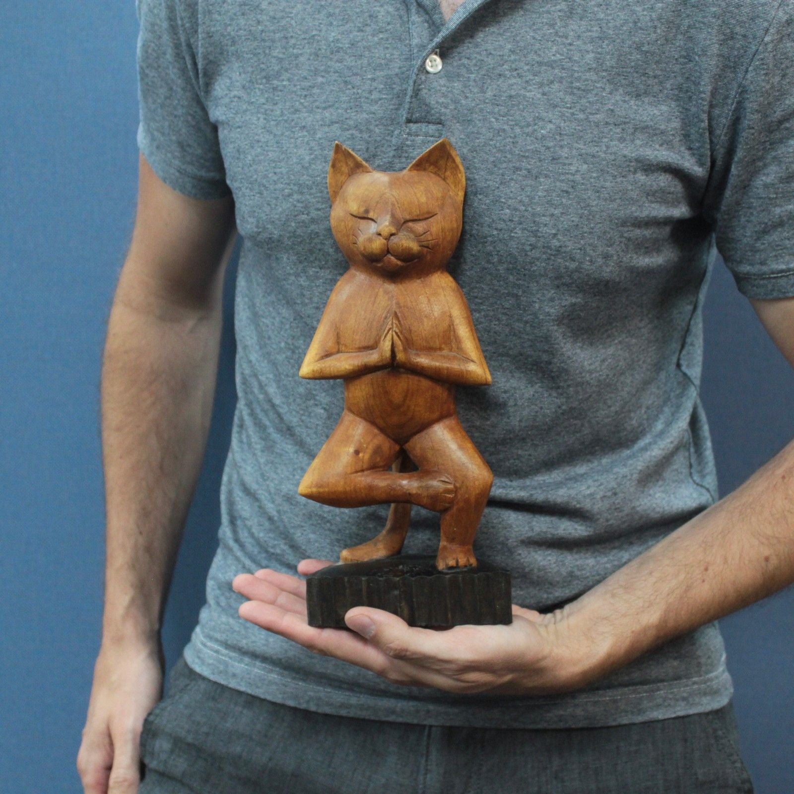 Gatto Yoga Intagliato a Mano - Posizione Una Gamba