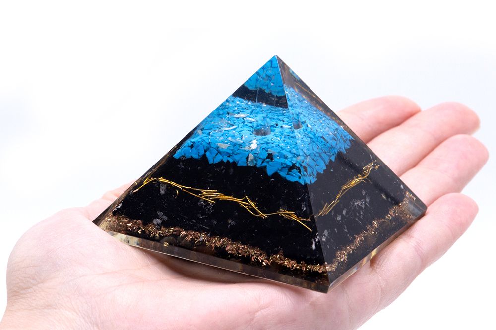 Piramide Orgonite Turchese e Tormalina Nera 70mm