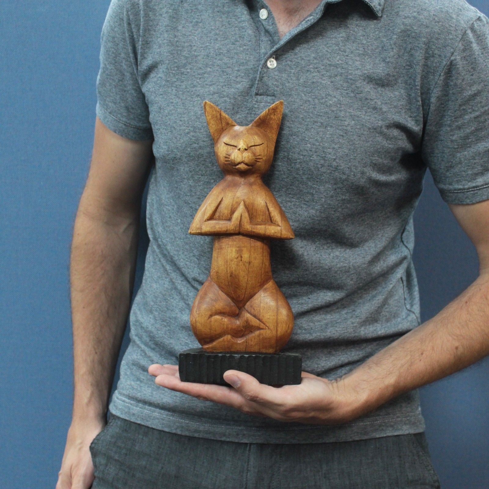 Gatto Yoga Intagliato a Mano - Posizione del Loto