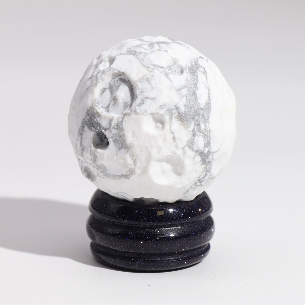 Pianeta in Howlite Bianca su Base di Goldstone (Luna)