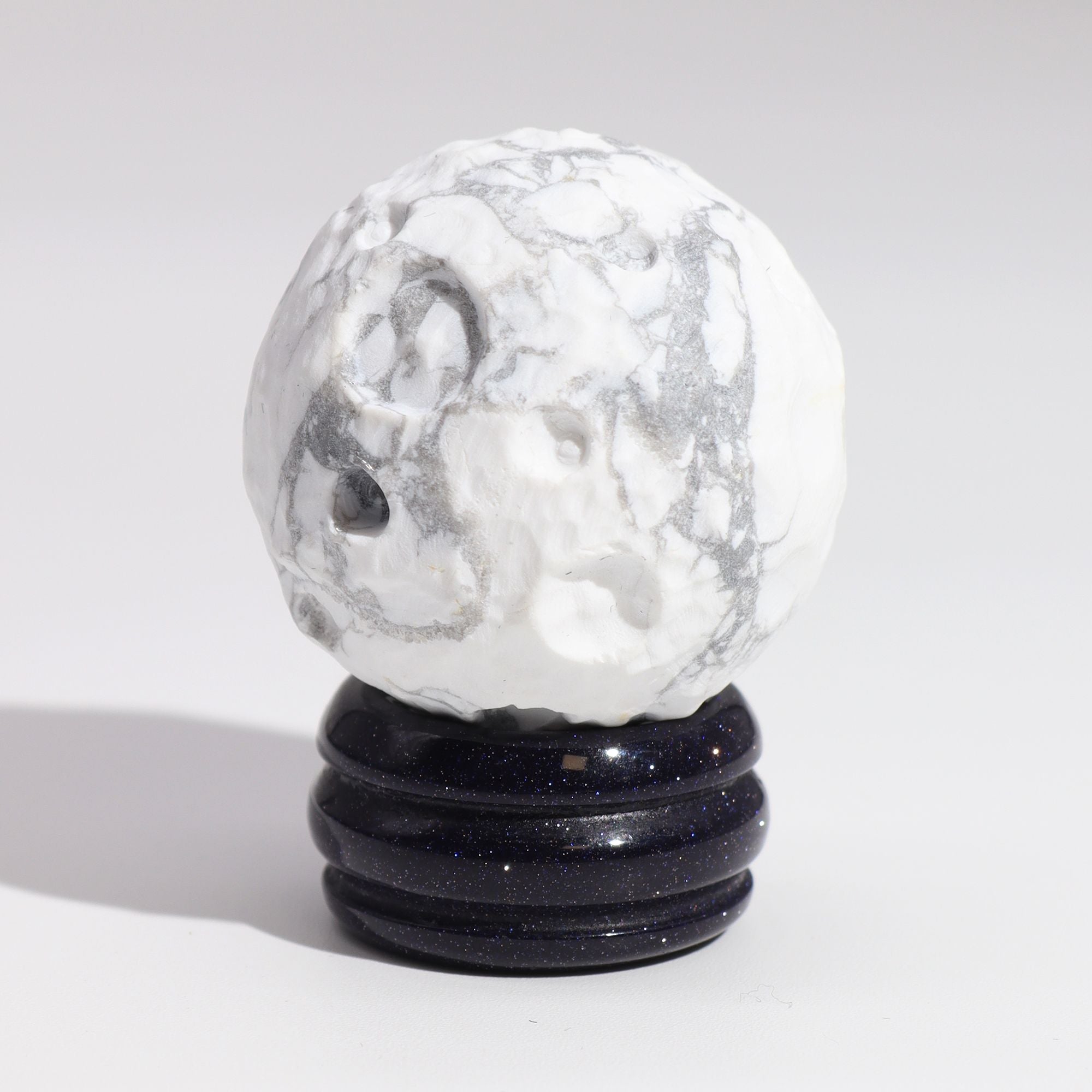 Pianeta in Howlite Bianca su Base di Goldstone (Luna)