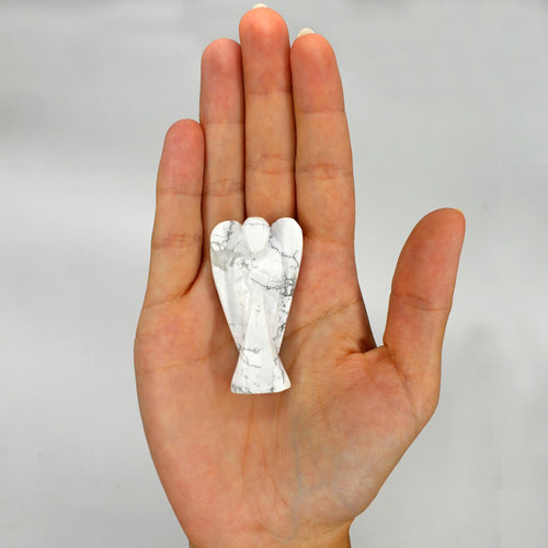 Angelo scolpito a mano in Howlite Bianca