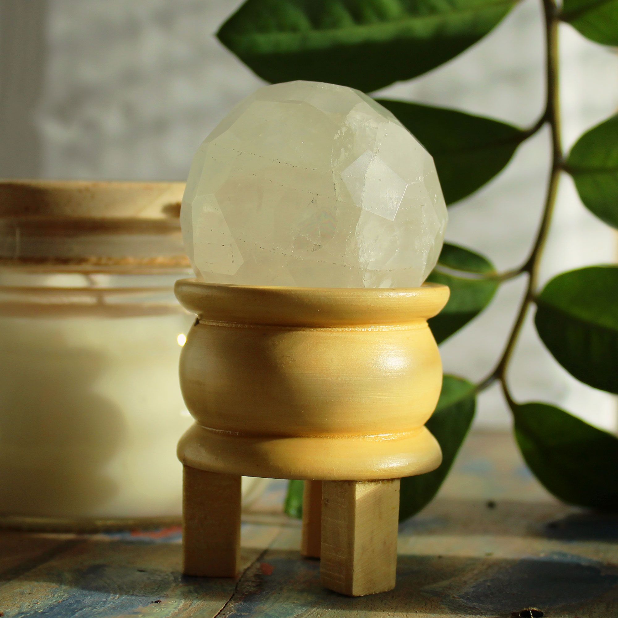 Sfera di Quarzo Sfaccettata con Supporto