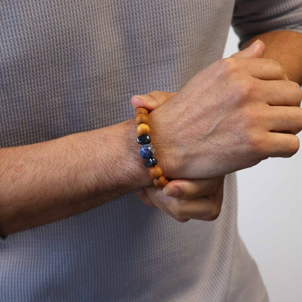 Bracciale Chakra Gola in Legno di Cedro e Sodalite - Aureth
