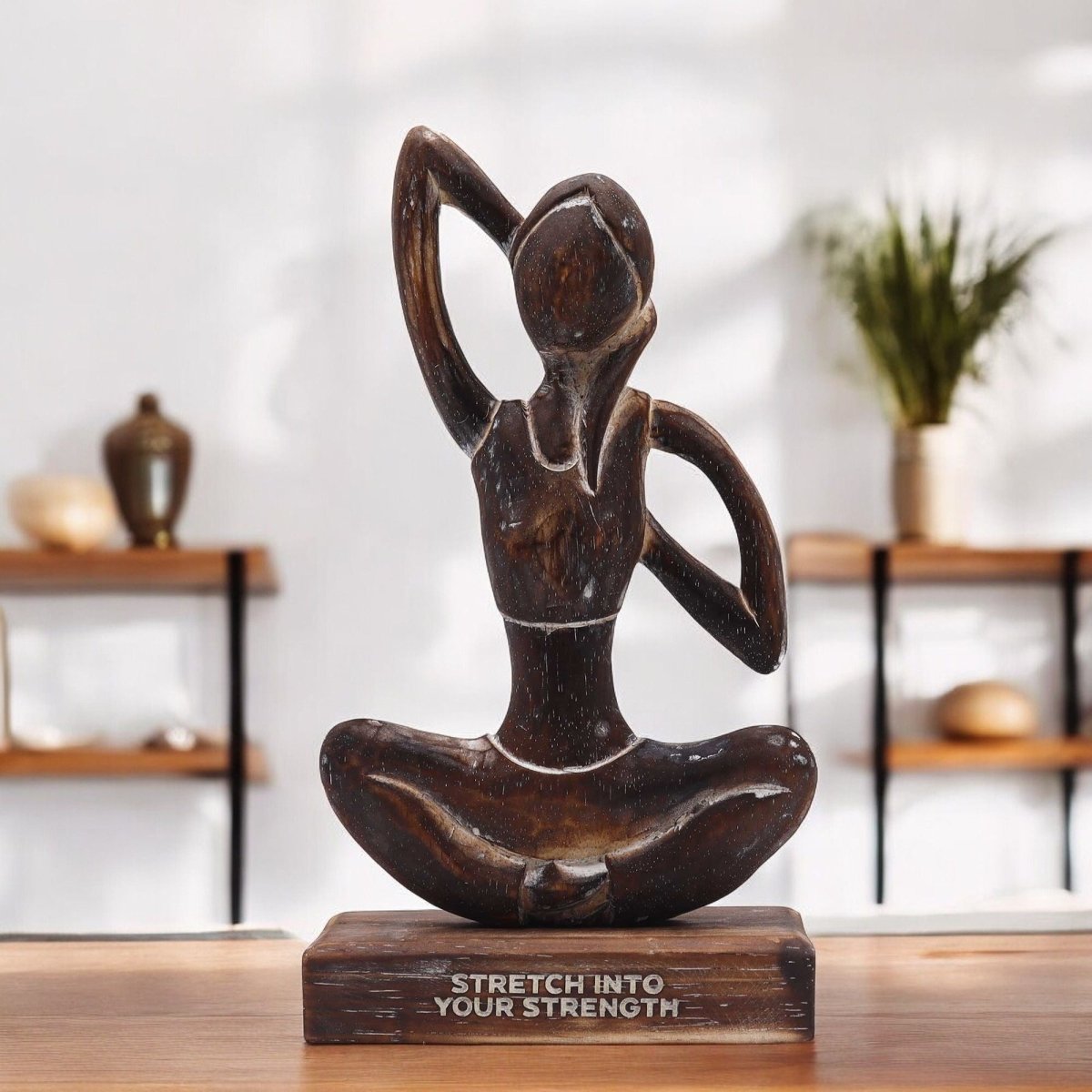 Statua Yoga in Legno - Posizione del Gufo - Aureth