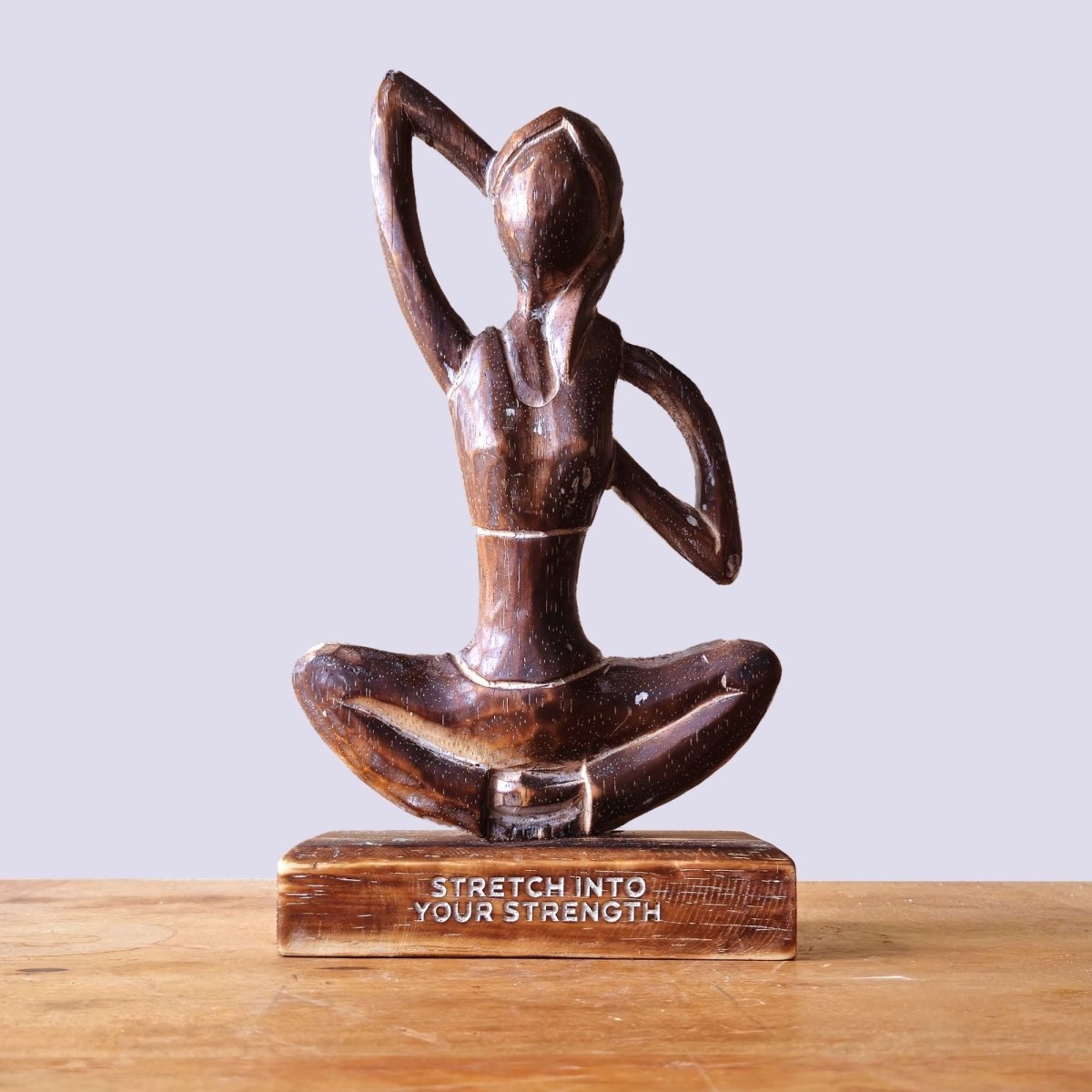Statua Yoga in Legno - Posizione del Gufo - Aureth